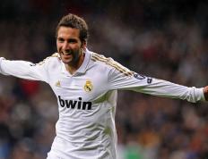 老鹰带队取胜！穆古鲁扎重要时刻重返赛场全场沸腾不已